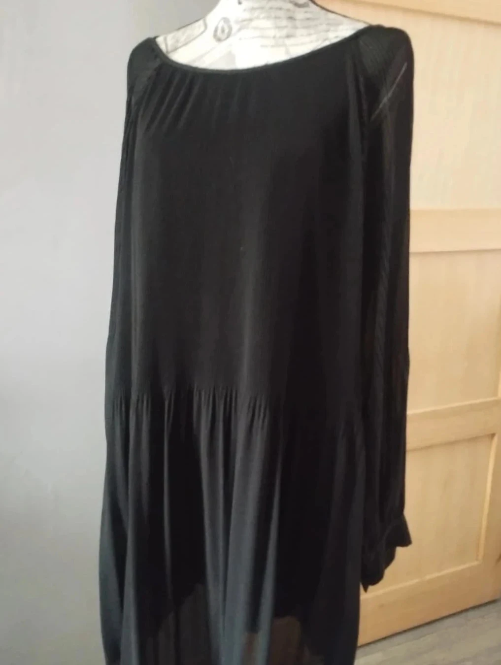 Zwarte jurk met open schouders, Piment Rouge, T40 – photo 2